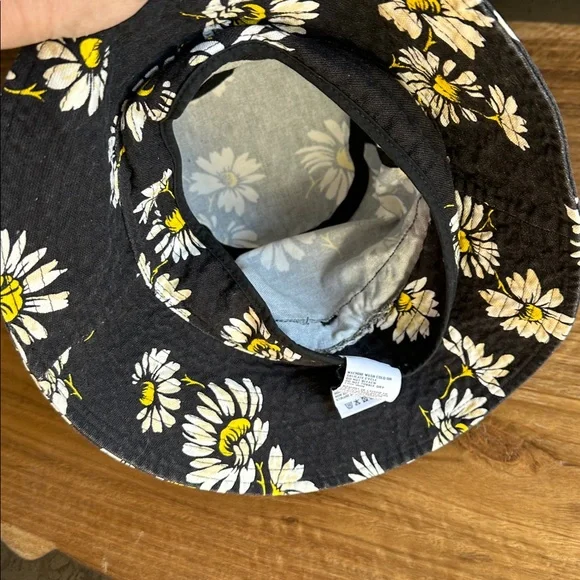 R13 Oversized Daisy Print Bucket Hat - Picture 5 of 8